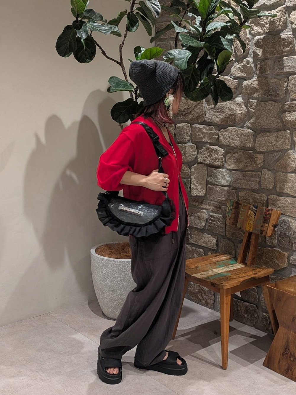 レッド系のカーディガン/ボレロ、ブラック系のサンダル、グレー系のその他パンツを着用したレディースの春コーディネートの3枚目の写真