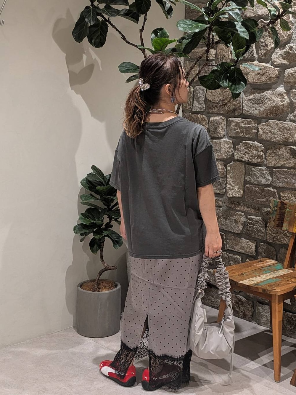 グレー系のTシャツ/カットソー、グレー系のスカート、レッド系のスニーカーを着用したレディースの夏コーディネートの4枚目の写真