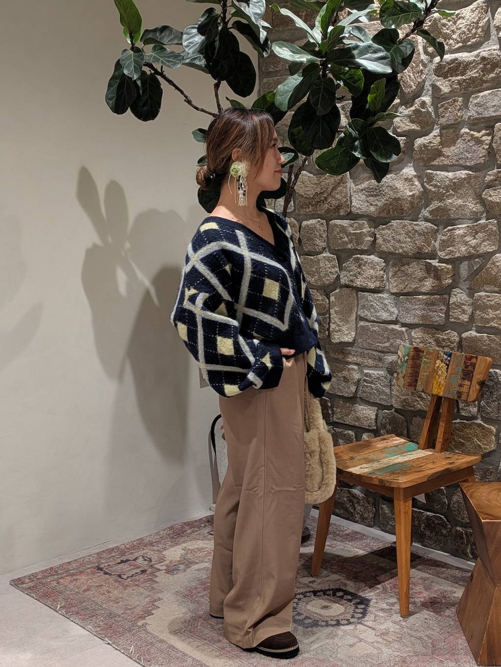 ブルー系のカーディガン/ボレロ、ブラウン系のローファー、ベージュ系のその他パンツを着用したレディースの秋コーディネートの3枚目の写真