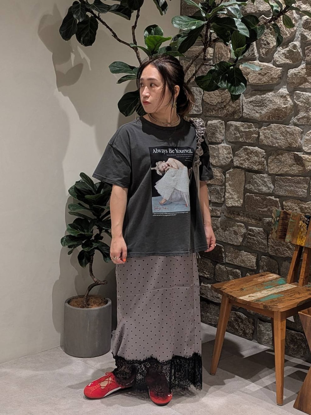 グレー系のTシャツ/カットソー、グレー系のスカート、レッド系のスニーカーを着用したレディースの夏コーディネートの2枚目の写真