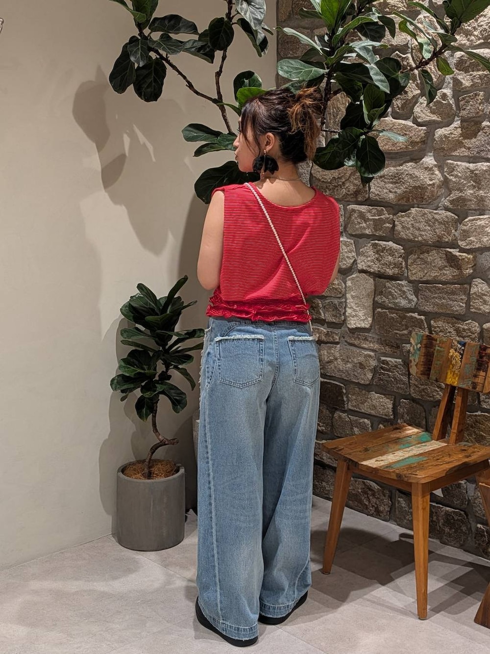 レッド系のTシャツ/カットソー、レッド系のニット/セーター、レッド系のシャツ/ブラウスを着用したレディースの夏コーディネートの6枚目の写真