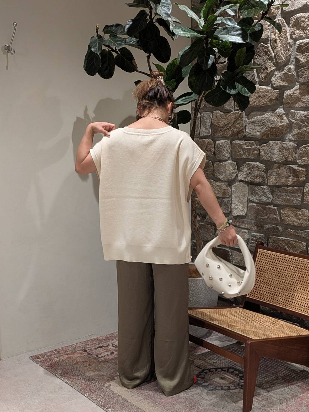 レッド系のサンダル、ベージュ系のハンドバッグ、グリーン系のその他パンツを着用したレディースの夏コーディネートの3枚目の写真