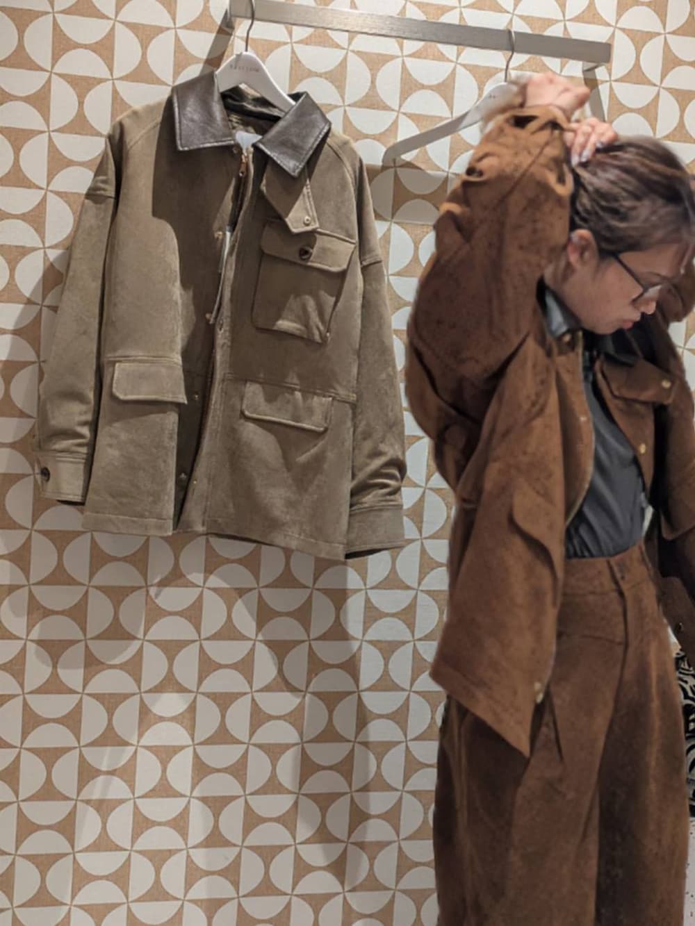 ブラック系のサンダル、ブラウン系のその他パンツ、ブラウン系のブルゾンを着用したレディースの夏コーディネートの4枚目の写真