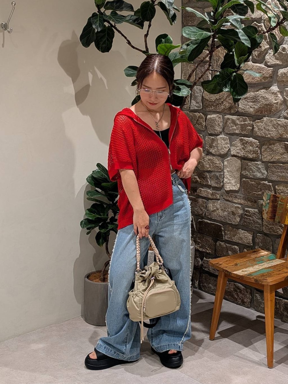 レッド系のTシャツ/カットソー、レッド系のニット/セーター、レッド系のシャツ/ブラウスを着用したレディースの夏コーディネートの2枚目の写真