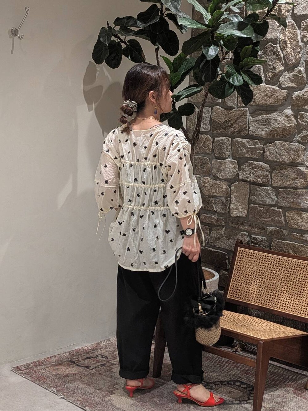 ブラック系のかごバッグ、ホワイト系のシャツ/ブラウス、ブラック系のその他パンツを着用したレディースの夏コーディネートの2枚目の写真