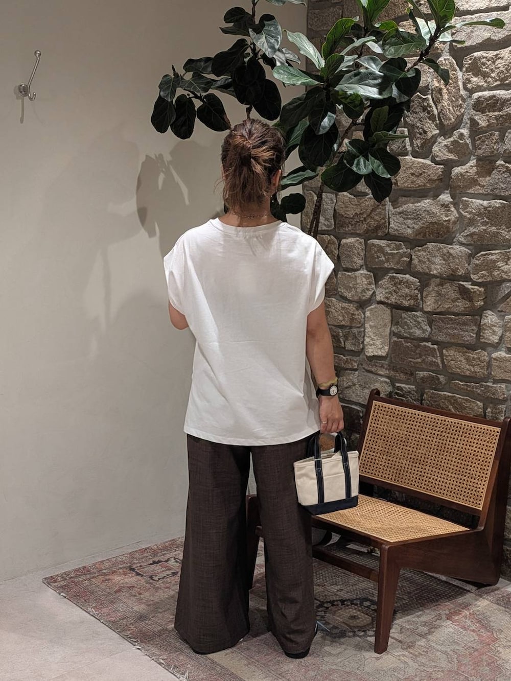 ブルー系のスニーカー、ブルー系のショルダーバッグ、ブラウン系のその他パンツを着用したレディースの夏コーディネートの3枚目の写真