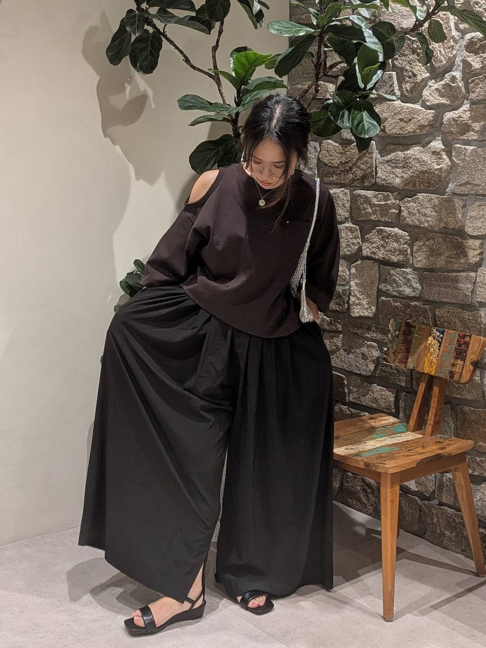 ブラック系のサンダル、ブラウン系のTシャツ/カットソー、シルバー系のショルダーバッグを着用したレディースの夏コーディネートの3枚目の写真