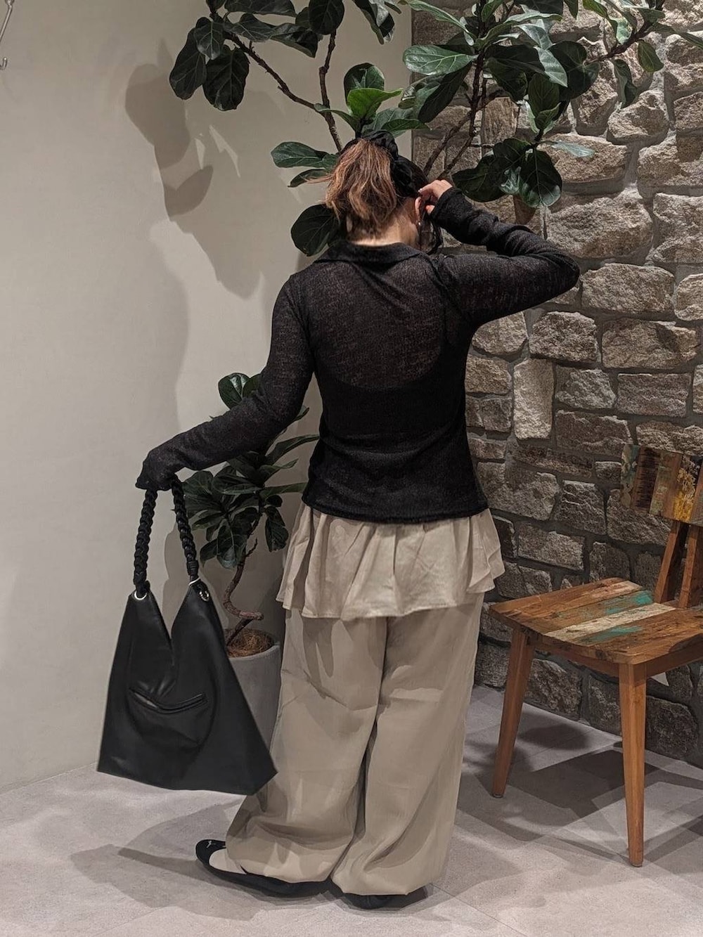 ベージュ系のその他パンツ、ブラック系のカーディガン/ボレロ、ブラック系のバレエシューズを着用したレディースの夏コーディネートの3枚目の写真