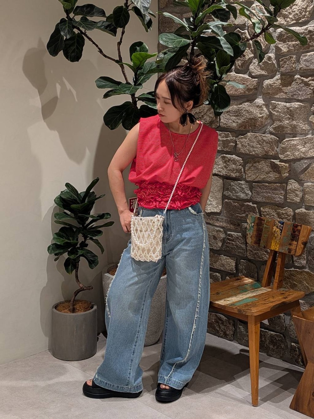 レッド系のTシャツ/カットソー、レッド系のニット/セーター、レッド系のシャツ/ブラウスを着用したレディースの夏コーディネートの5枚目の写真