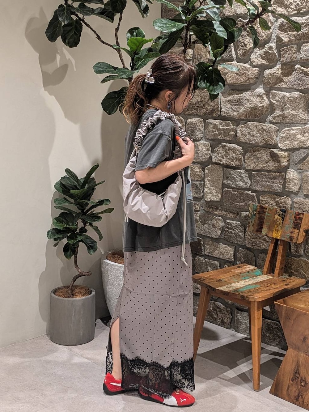 グレー系のTシャツ/カットソー、グレー系のスカート、レッド系のスニーカーを着用したレディースの夏コーディネートの3枚目の写真