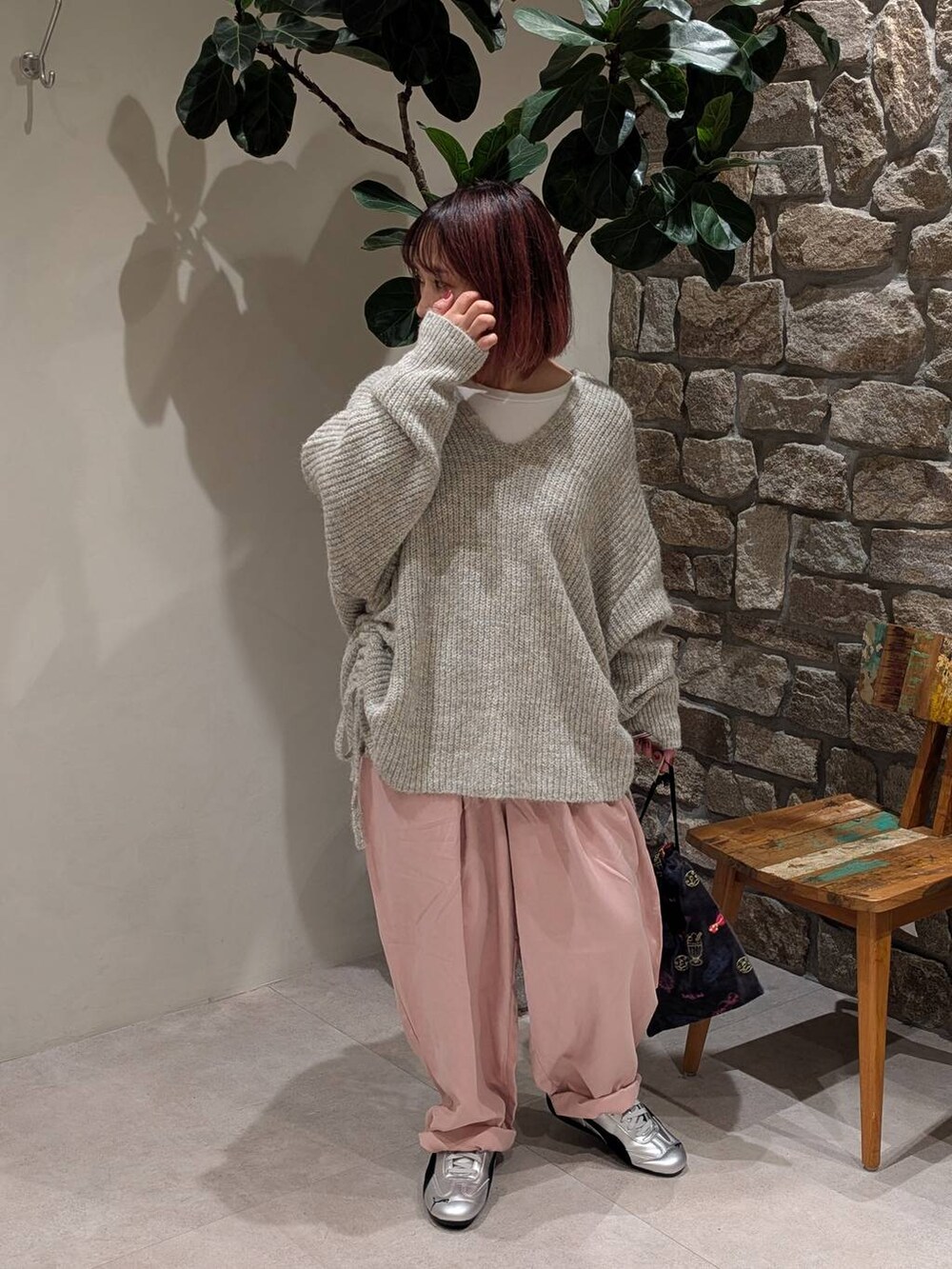 グレー系のスニーカー、ホワイト系のTシャツ/カットソー、ピンク系のその他パンツを着用したレディースの秋コーディネートの2枚目の写真