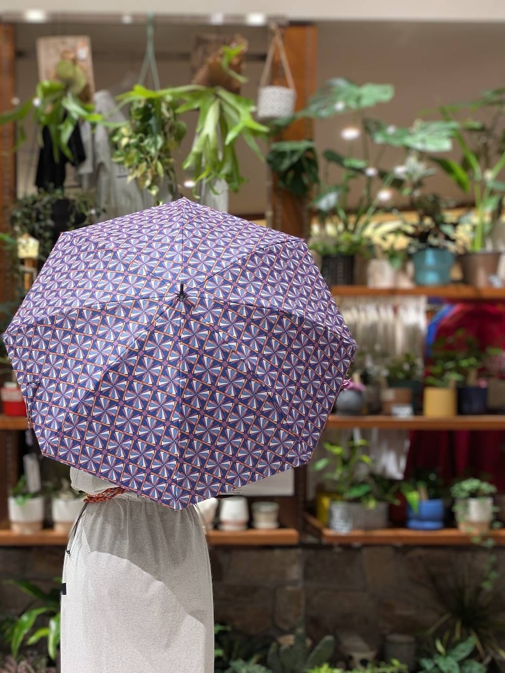 ベージュ系のワンピース、ベージュ系のサンダル、イエロー系のショルダーバッグを着用したレディースの春コーディネートの2枚目の写真