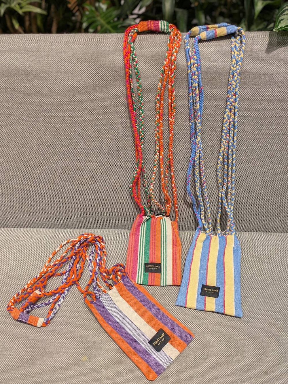 ベージュ系のワンピース、ベージュ系のサンダル、イエロー系のショルダーバッグを着用したレディースの春コーディネートの4枚目の写真