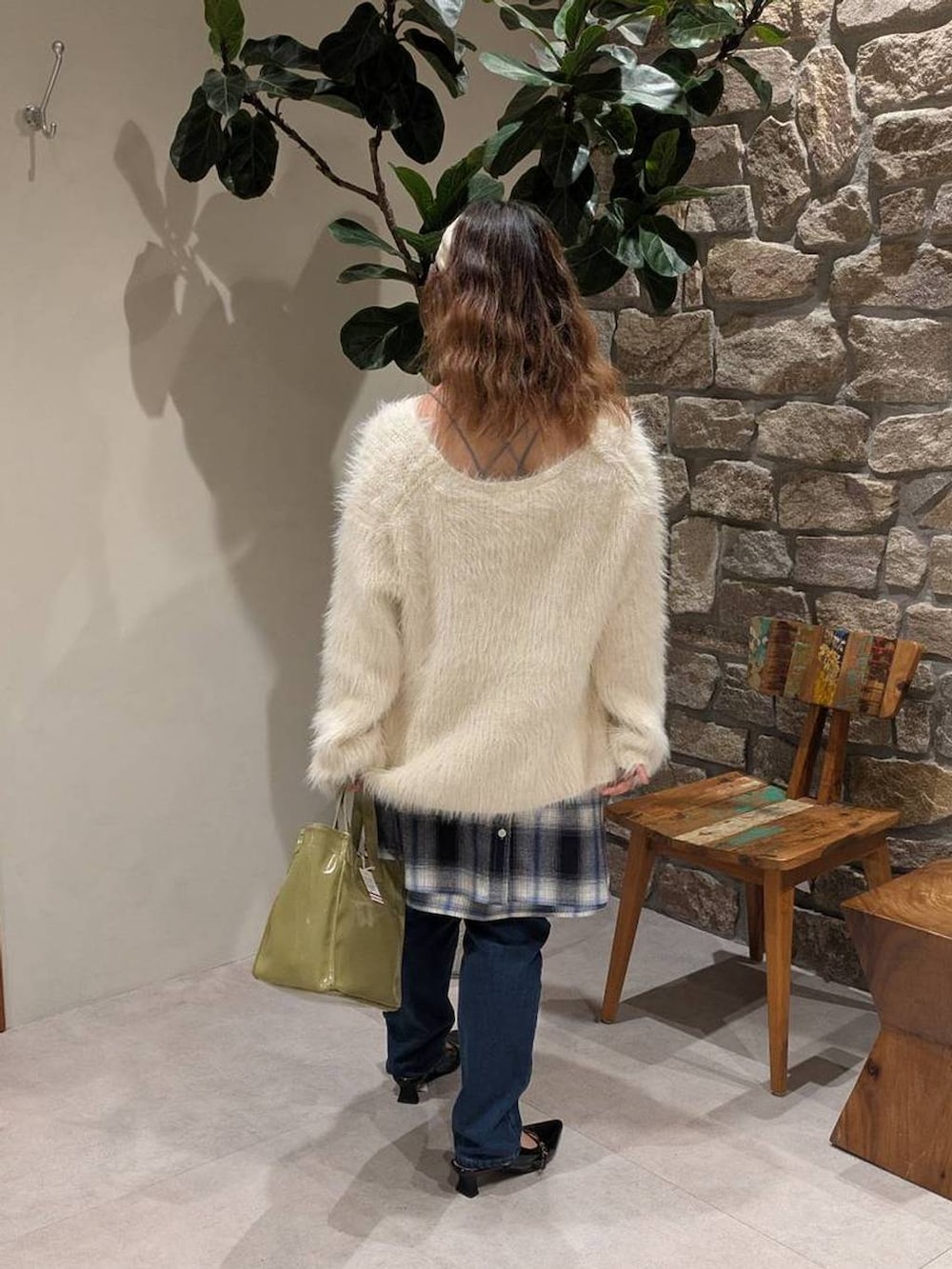 ブラック系のその他シューズ、ブルー系のデニムパンツ、ブルー系のシャツ/ブラウスを着用したレディースの秋コーディネートの4枚目の写真