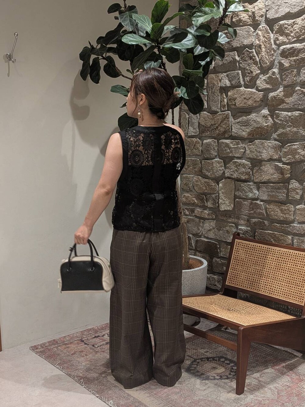 レッド系のその他シューズ、ブラウン系のその他パンツ、ブラック系のベストを着用したレディースの夏コーディネートの3枚目の写真