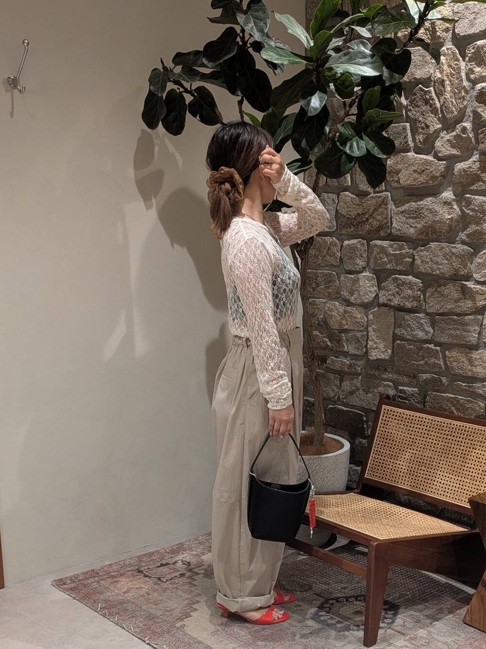 レッド系のサンダル、ホワイト系のTシャツ/カットソー、ベージュ系のその他パンツを着用したレディースの夏コーディネートの2枚目の写真