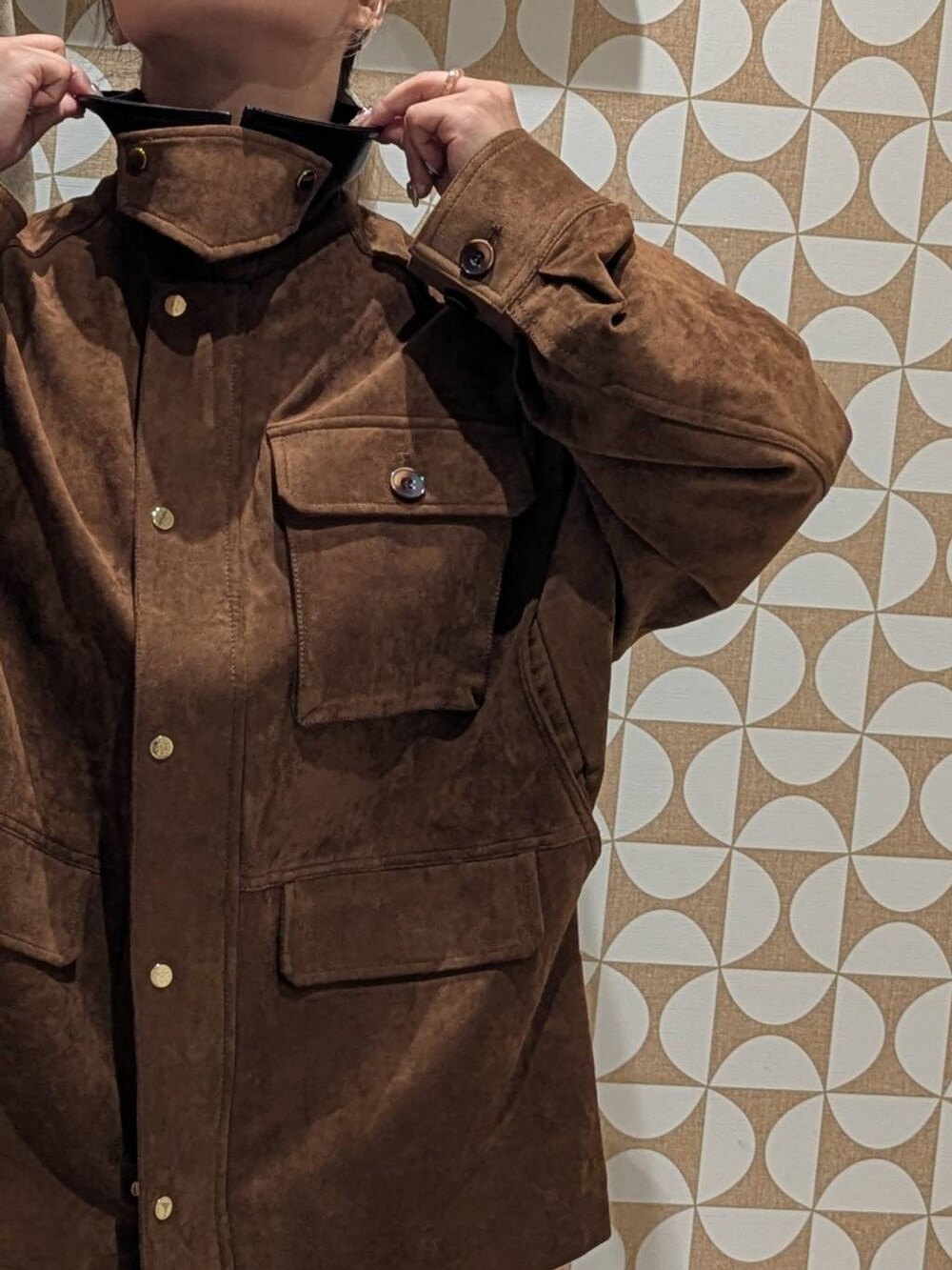 ブラック系のサンダル、ブラウン系のその他パンツ、ブラウン系のブルゾンを着用したレディースの夏コーディネートの6枚目の写真