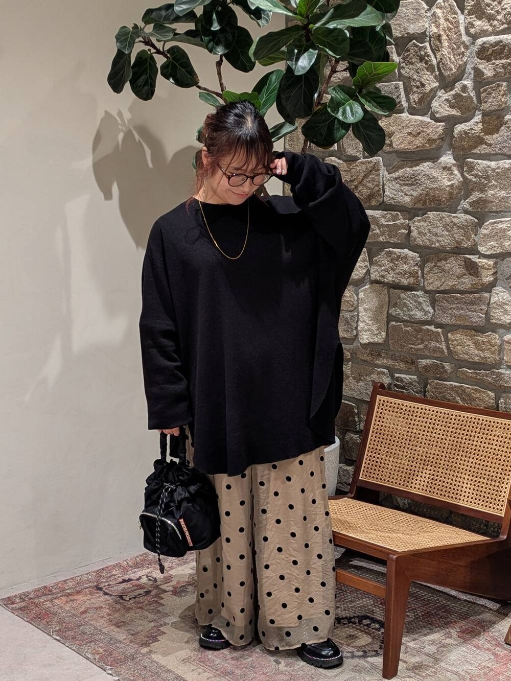 「低身長、差し色コーデ、個性派、オーバーサイズ、カーディガン、ワイドパンツ、透けにくい、ローファー、バッグ、ラフ、ヘルシー、カジュアル、HEREIAM、BAYFLOW、メガネ女子」|「HEREIAMの【HEREIAM】ワッフル2WAYカーディガン(カーディガン/ボレロ、ブラック系)」を使った、sunabfさん(レディース・148cm)の春コーディネートの2枚目の写真