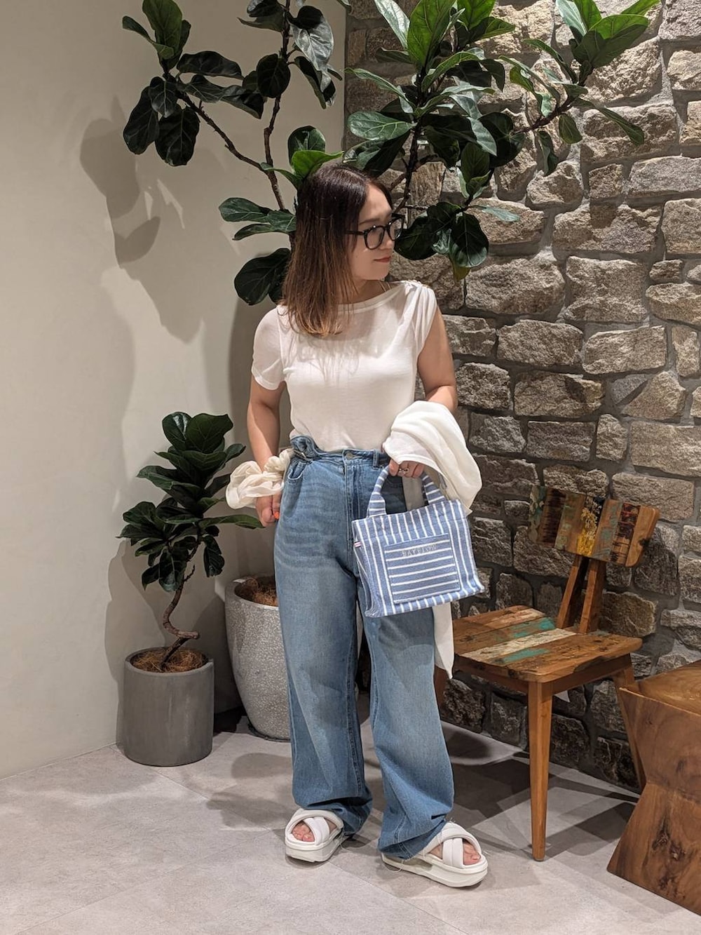 ホワイト系のTシャツ/カットソー、ホワイト系のカーディガン/ボレロ、ブルー系のデニムパンツを着用したレディースの夏コーディネートの2枚目の写真