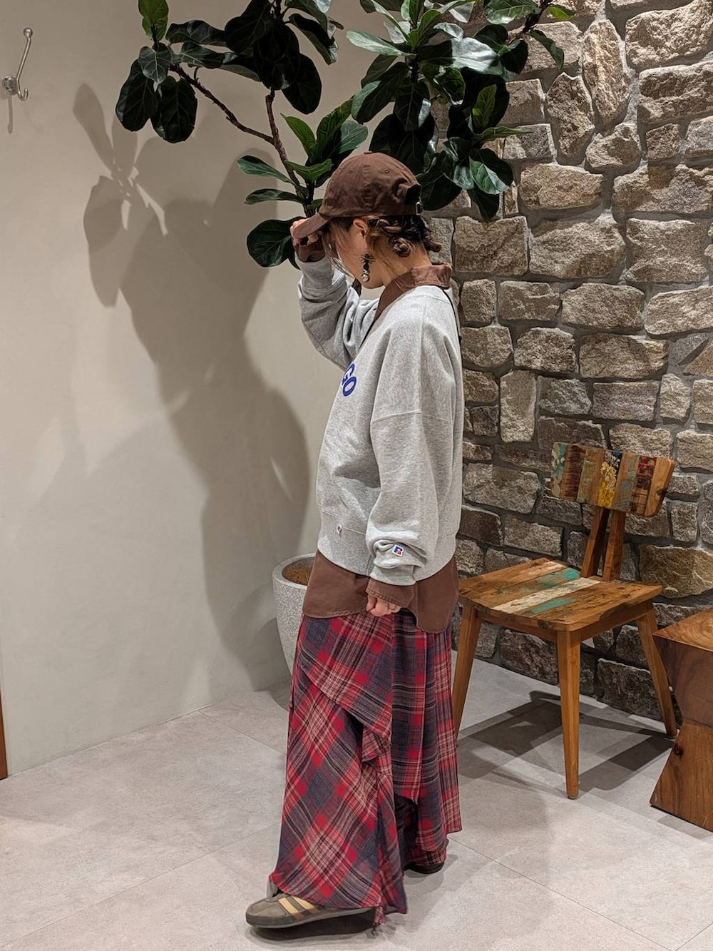 ブラック系のショルダーバッグ、ブラウン系のスニーカー、グレー系のスウェットを着用したレディースの秋コーディネートの3枚目の写真