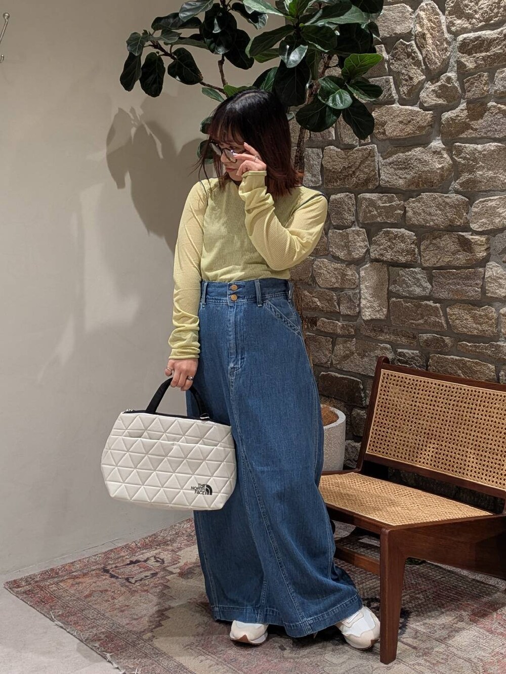 イエロー系のTシャツ/カットソー、ホワイト系のトートバッグ、ベージュ系のスニーカーを着用したレディースの春コーディネートの2枚目の写真