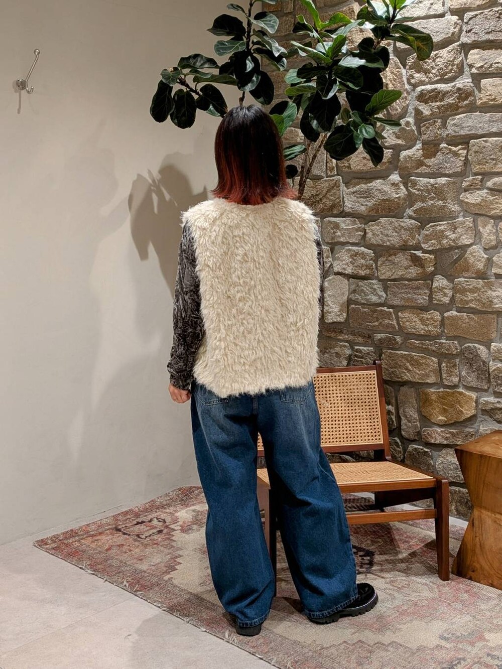 ベージュ系のショルダーバッグ、ブルー系のデニムパンツ、グレー系のTシャツ/カットソーを着用したレディースの冬コーディネートの3枚目の写真