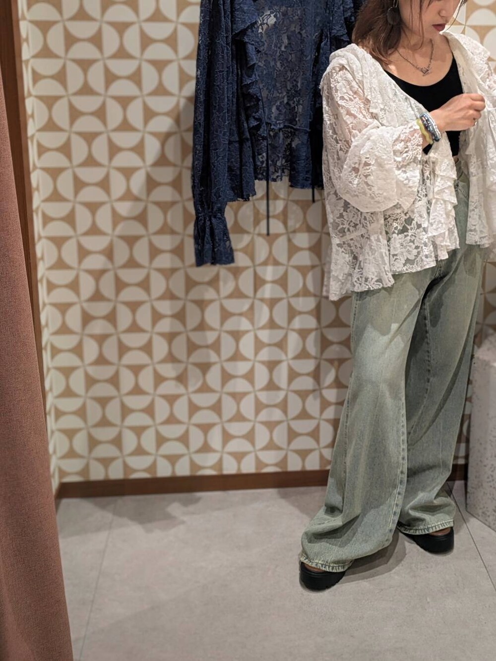 ブラック系のブラジャーを着用したレディースの夏コーディネートの2枚目の写真