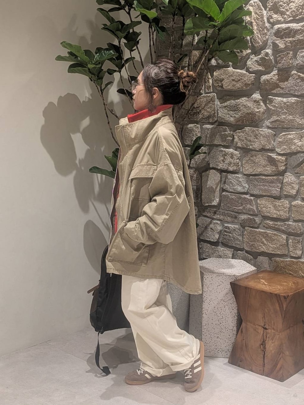 ベージュ系のその他パンツ、ベージュ系のブルゾン、ブラウン系のスニーカーを着用したレディースの秋コーディネートの2枚目の写真