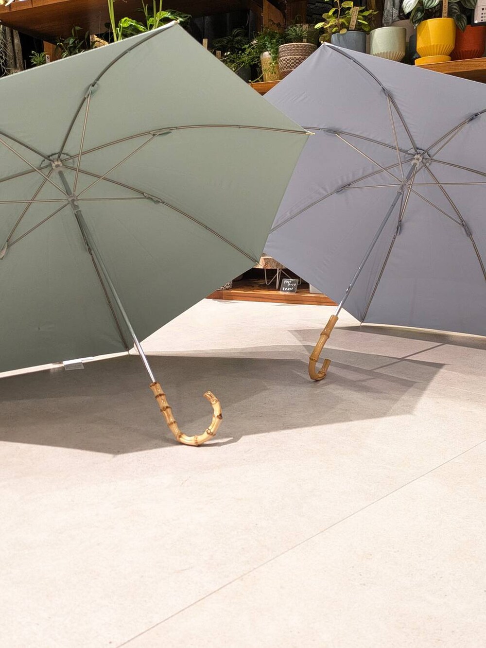 ホワイト系の長傘、グレー系の長傘を着用したレディースの夏コーディネートの3枚目の写真