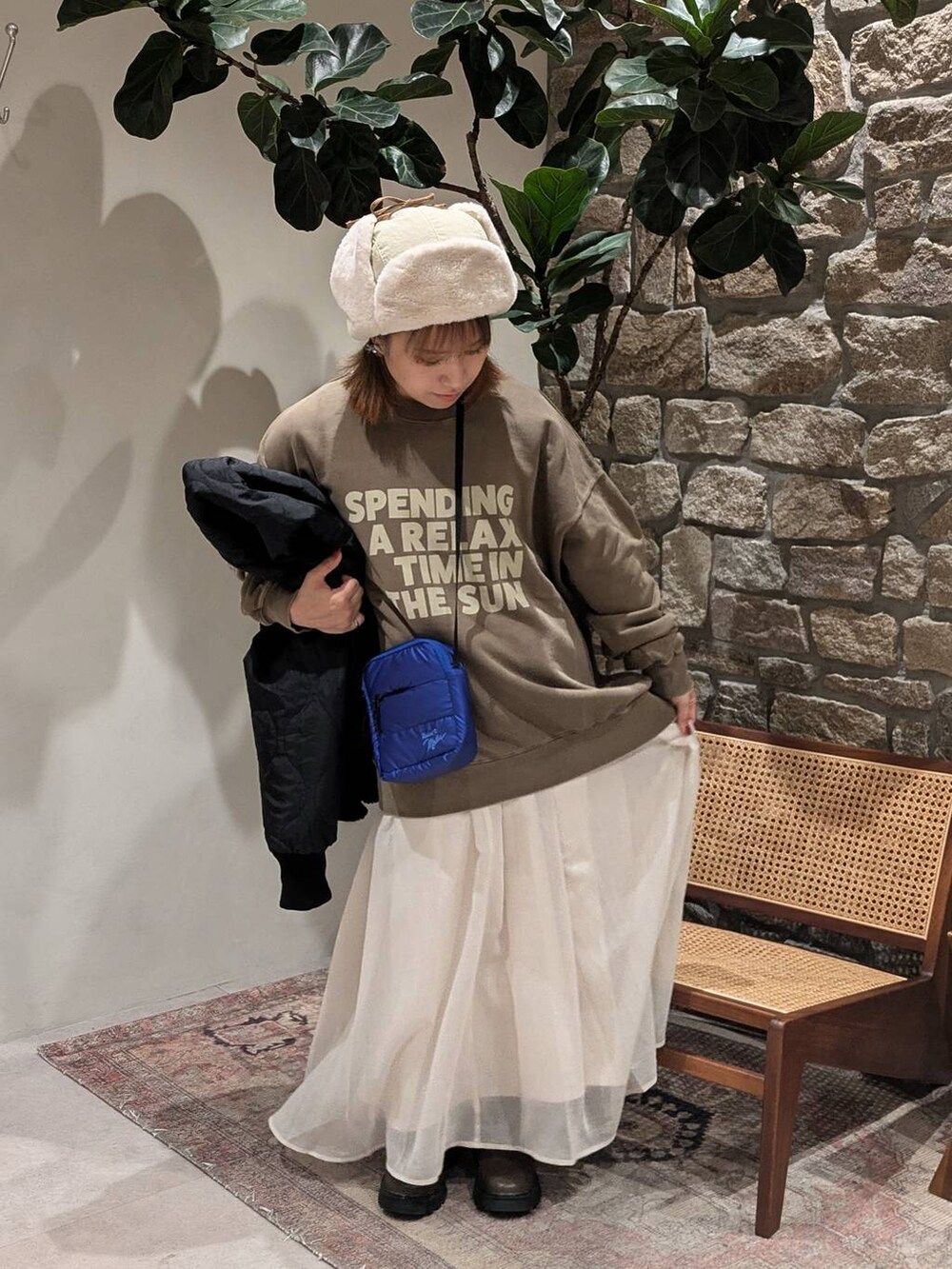 ブラック系のブルゾン、ブラウン系のブーツ、ブラウン系のスウェットを着用したレディースの秋コーディネートの3枚目の写真