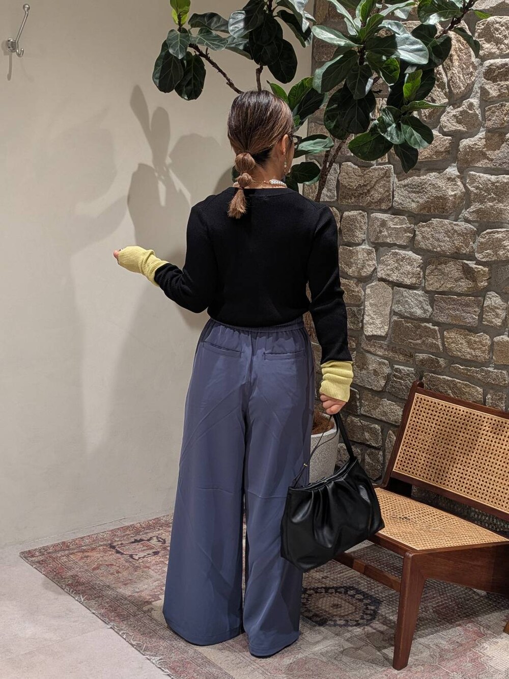 ブルー系のその他パンツ、ブラック系のニット/セーター、ブラック系のローファーを着用したレディースの夏コーディネートの3枚目の写真