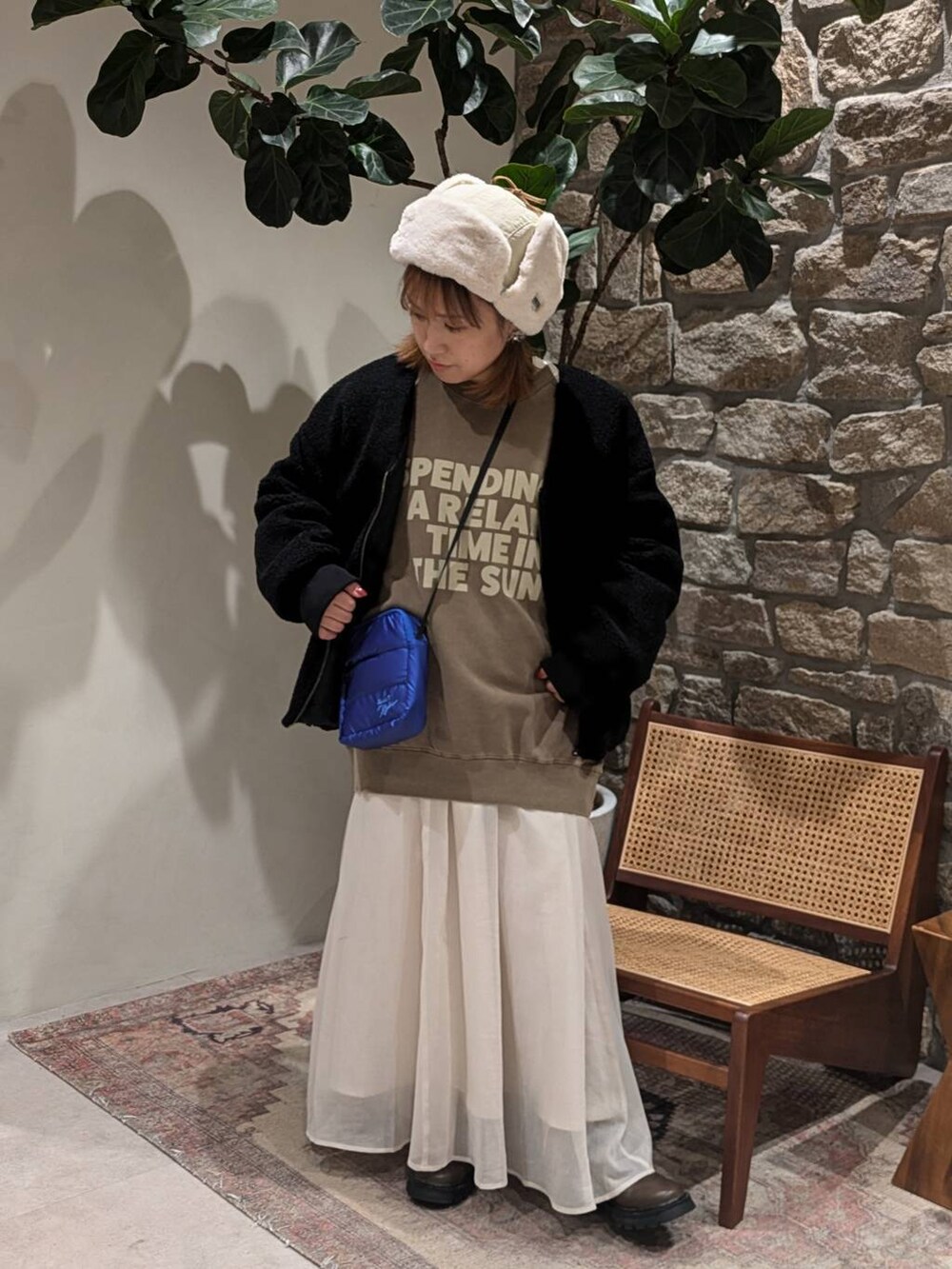 ブラック系のブルゾン、ブラウン系のブーツ、ブラウン系のスウェットを着用したレディースの秋コーディネートの4枚目の写真