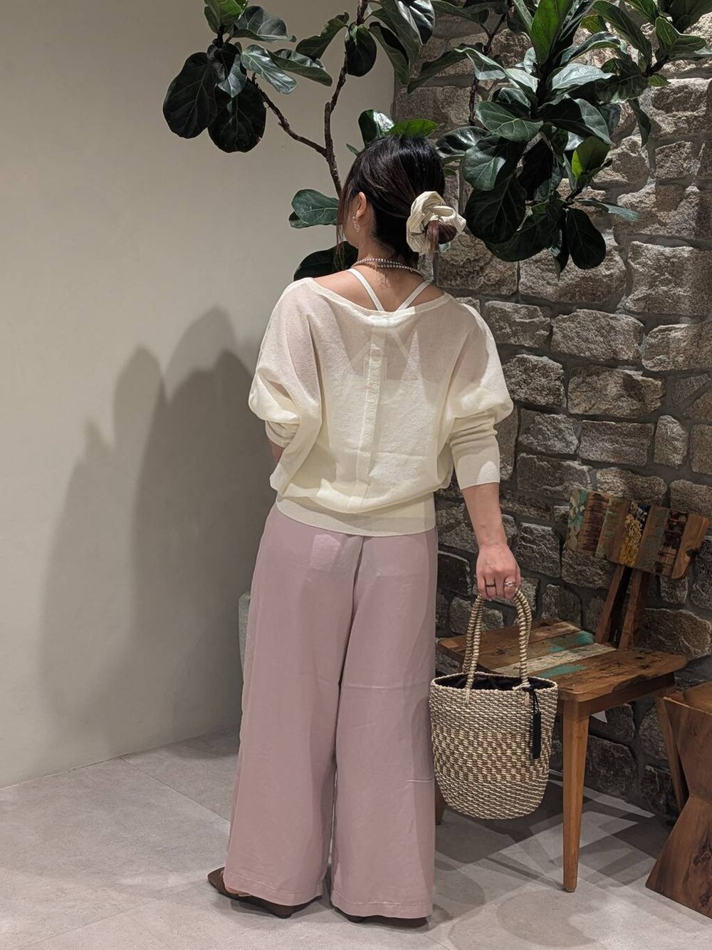 ブラウン系のかごバッグ、パープル系のその他パンツ、ブラウン系のサンダルを着用したレディースの春コーディネートの2枚目の写真