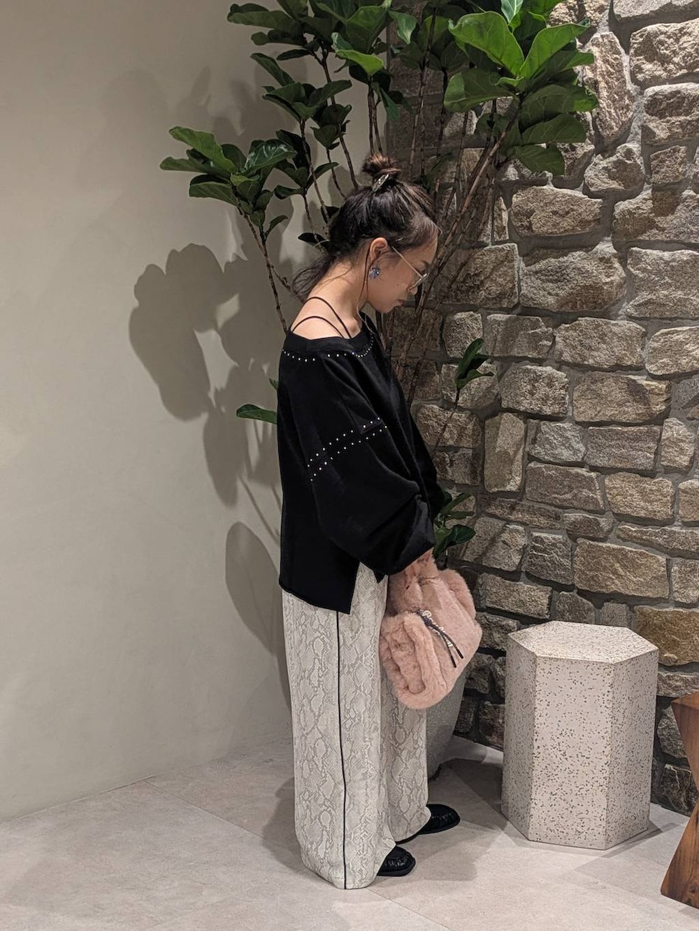 ブラック系のスリッポン、その他のその他パンツ、ピンク系のトートバッグを着用したレディースの秋コーディネートの3枚目の写真
