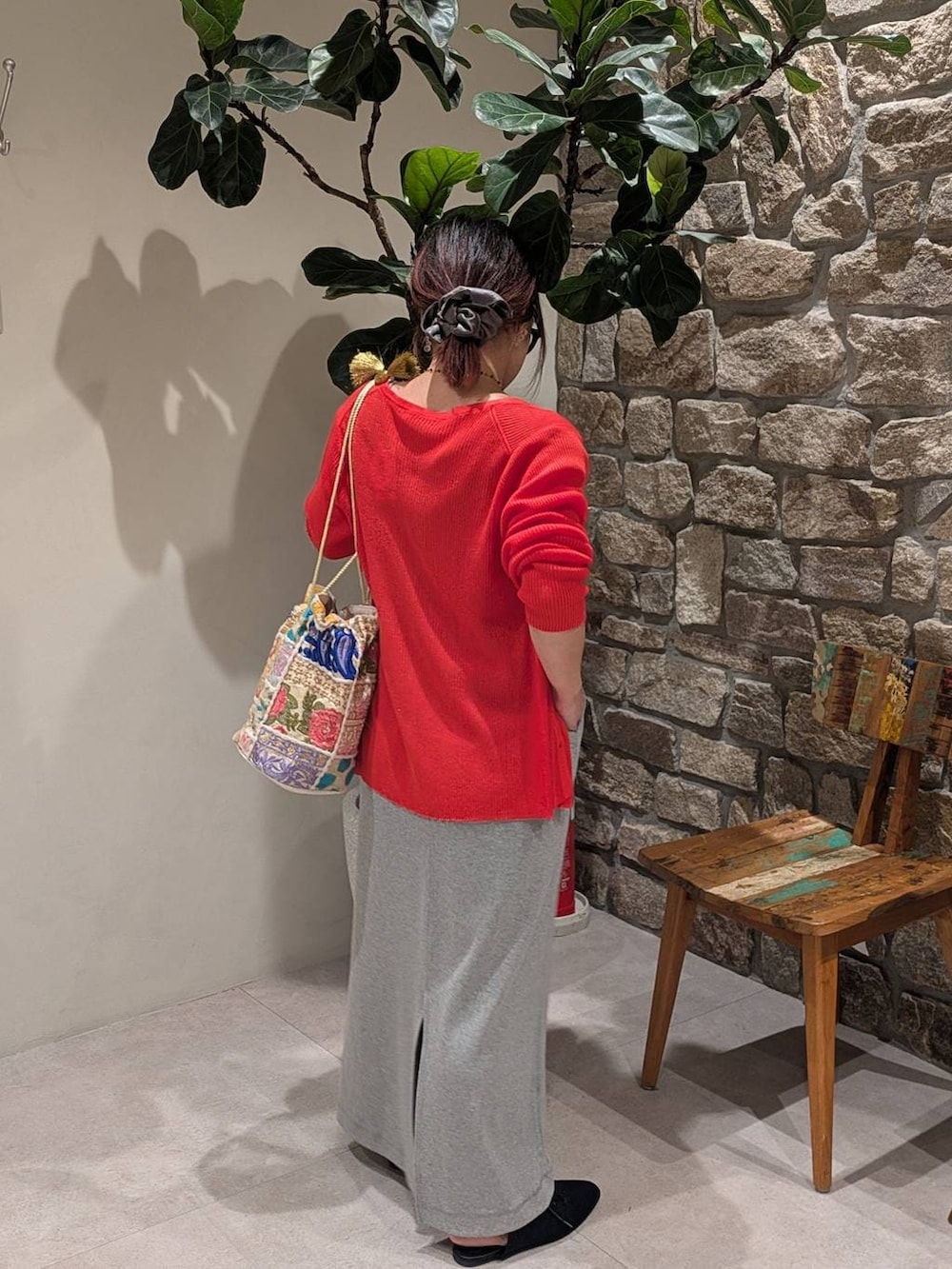 ブラック系のサンダル、グレー系のワンピース、イエロー系のネックレスを着用したレディースの春コーディネートの2枚目の写真