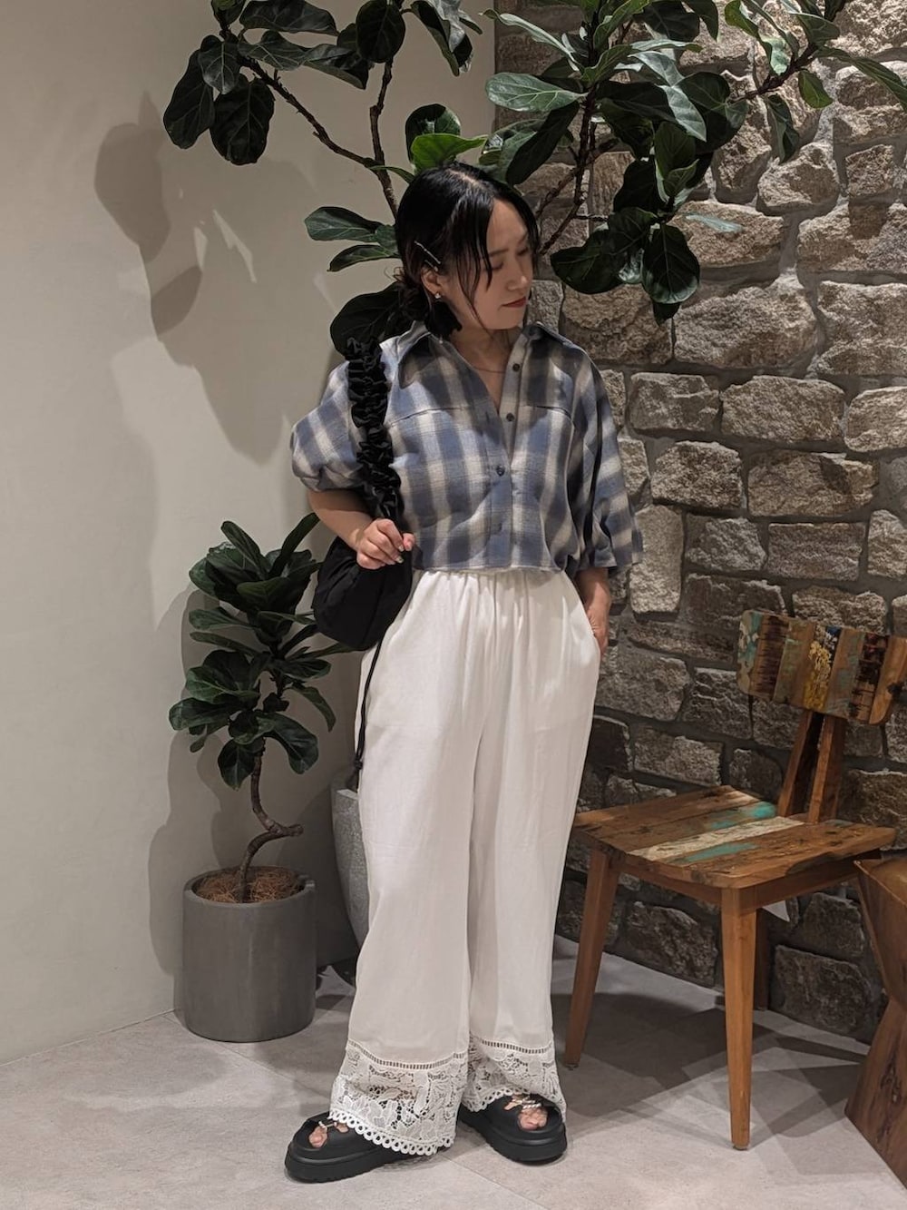 ブルー系のシャツ/ブラウス、ホワイト系のその他パンツ、ブラック系のサンダルを着用したレディースの夏コーディネートの2枚目の写真