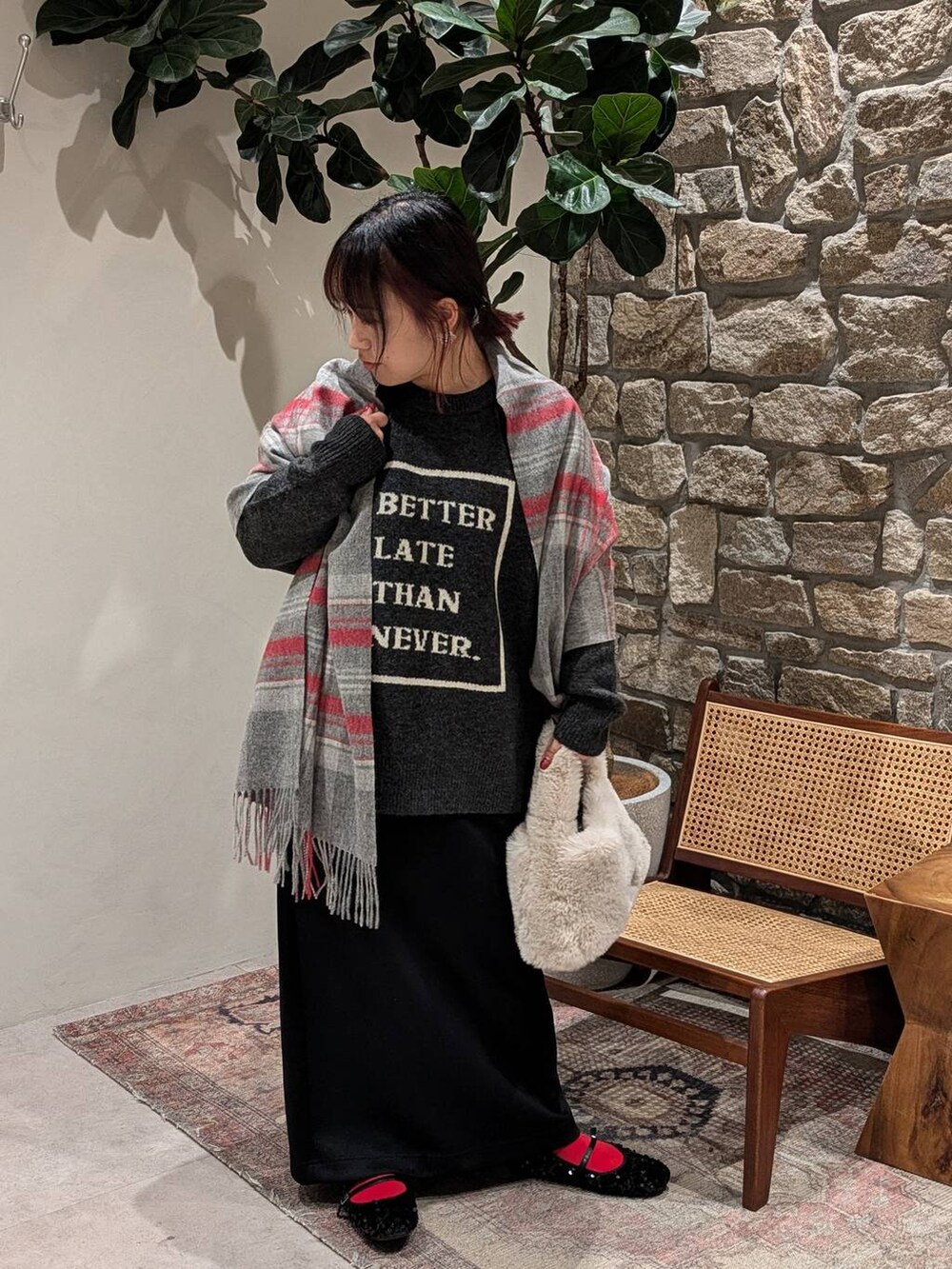 ブラック系のバレエシューズ、ホワイト系のショルダーバッグ、グレー系のニット/セーターを着用したレディースの冬コーディネートの3枚目の写真