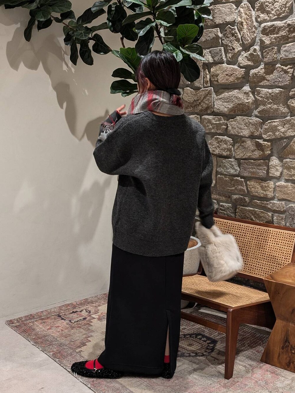 ブラック系のバレエシューズ、ホワイト系のショルダーバッグ、グレー系のニット/セーターを着用したレディースの冬コーディネートの2枚目の写真