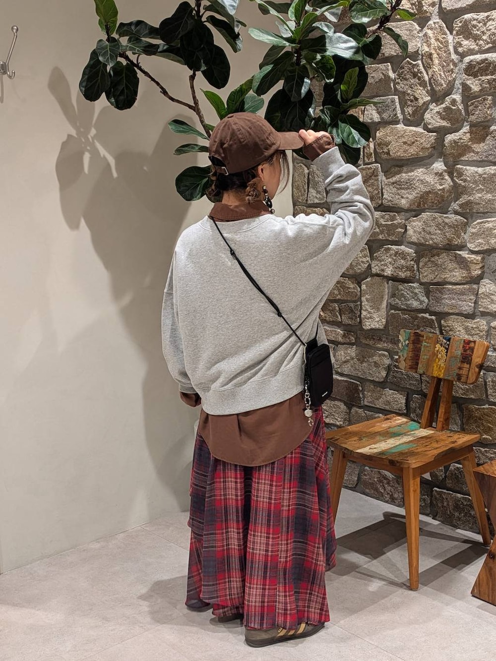 ブラック系のショルダーバッグ、ブラウン系のスニーカー、グレー系のスウェットを着用したレディースの秋コーディネートの2枚目の写真