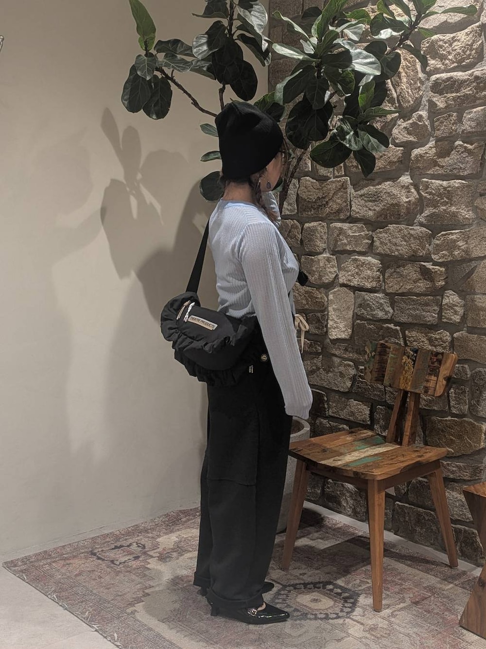 ブラック系のその他シューズ、グレー系のその他パンツ、ブラック系のショルダーバッグを着用したレディースの秋コーディネートの3枚目の写真