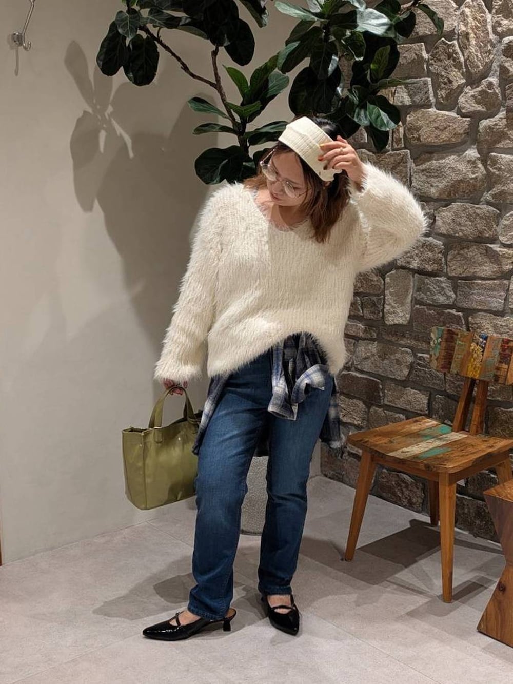 ブラック系のその他シューズ、ブルー系のデニムパンツ、ブルー系のシャツ/ブラウスを着用したレディースの秋コーディネートの2枚目の写真