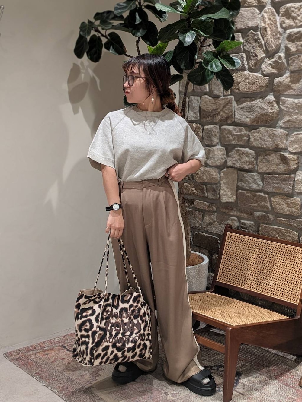 ベージュ系のトートバッグ、グレー系のスウェットを着用したレディースの春コーディネートの2枚目の写真