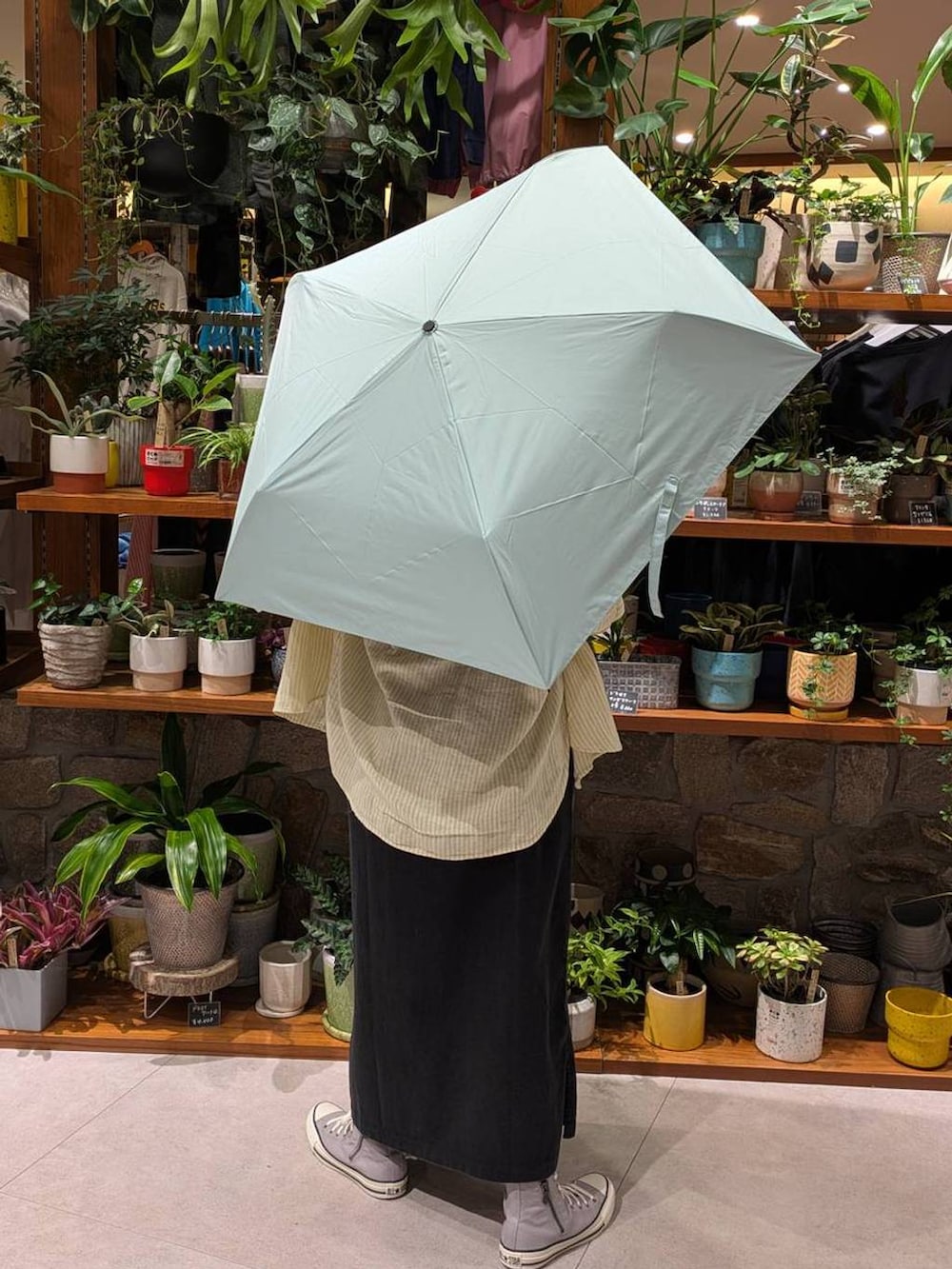 「差し色コーデ、個性派、低身長、雨の日コーデ、生活雑貨、ワンピース、シャツ、スニーカー、ベイフローの リネンシャツ_BAYFLOW、BAYFLOW、楽ちんコーデ、ヘルシー、ラフ、軽量、アウトドア」｜「CONVERSEの【CONVERSE(コンバース)】ALL STAR STUDSPATCH Z (ハイカット)（スニーカー、グレー系）」を使った、sunabfさん（レディース・148cm）の春コーディネートの2枚目の写真