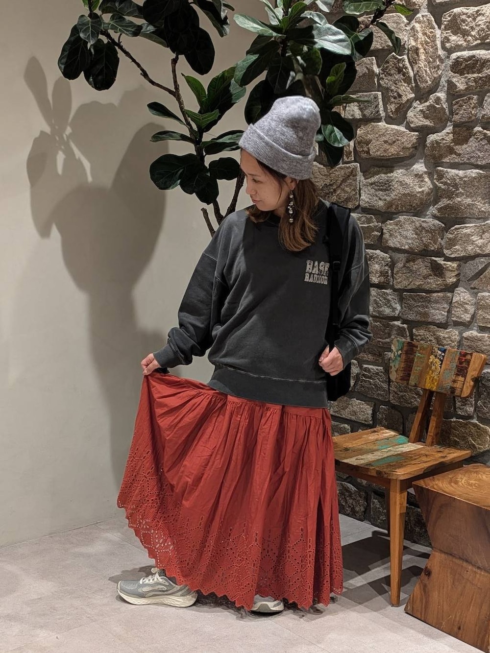 グレー系のスニーカー、ブラック系のバックパック/リュック、グレー系のスウェットを着用したレディースの秋コーディネートの3枚目の写真