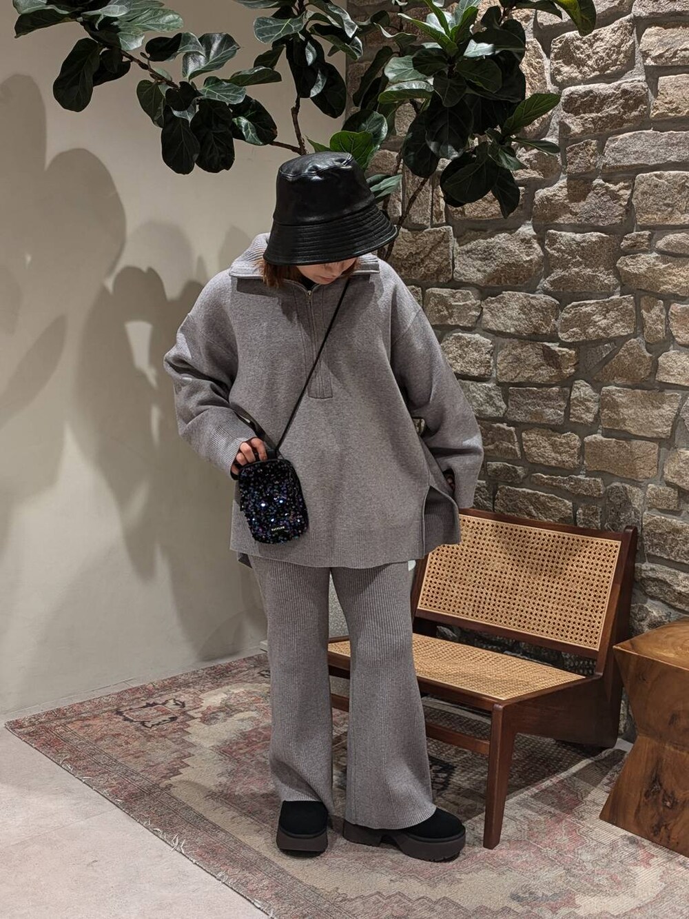 その他のショルダーバッグ、グレー系のニット/セーター、グレー系のその他パンツを着用したレディースの秋コーディネートの2枚目の写真