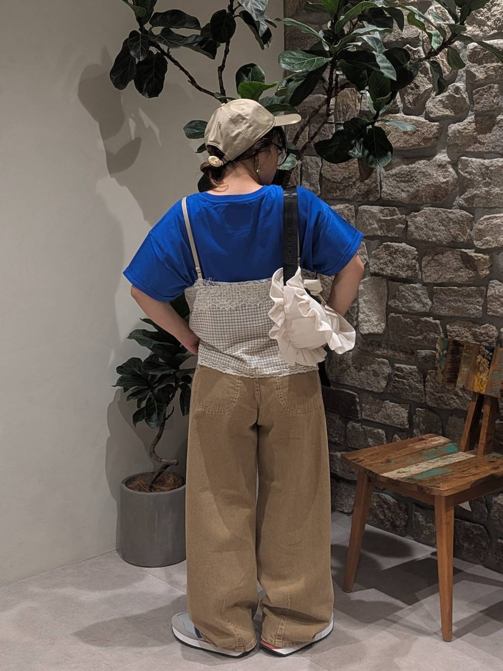 ホワイト系のキャミソール、イエロー系のデニムパンツ、ブルー系のTシャツ/カットソーを着用したレディースの夏コーディネートの3枚目の写真