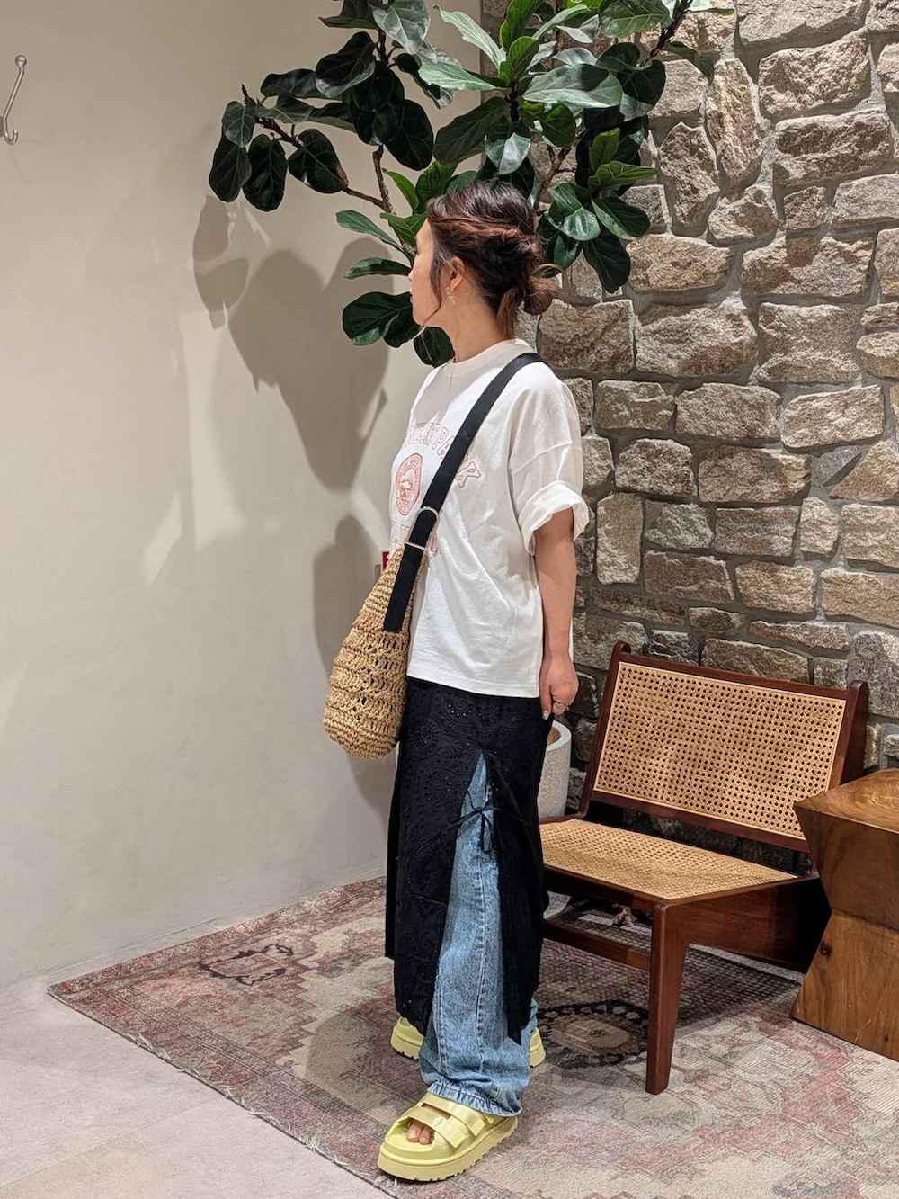 イエロー系のサンダル、ブルー系のデニムパンツ、ホワイト系のTシャツ/カットソーを着用したレディースの夏コーディネートの3枚目の写真