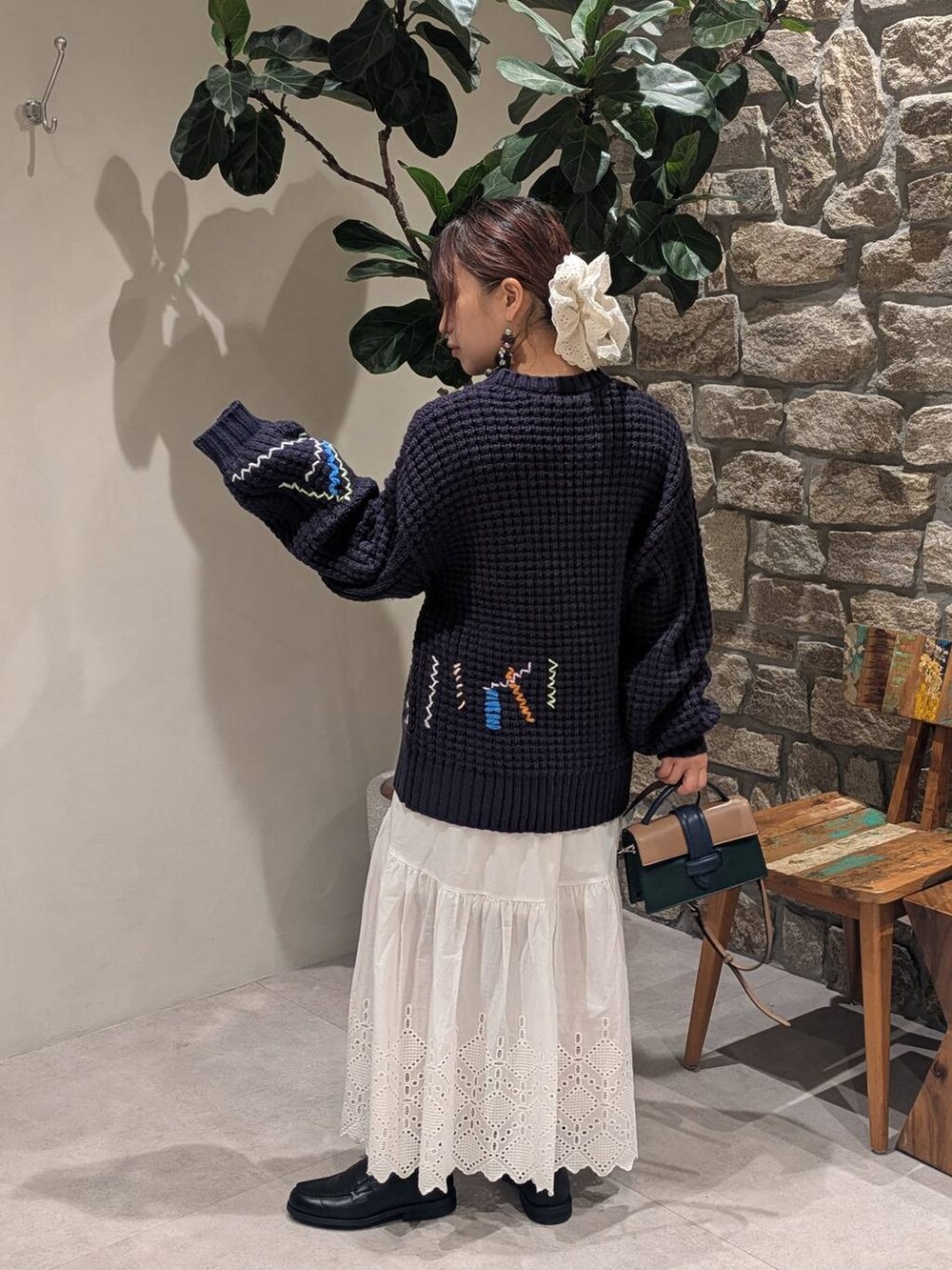 その他のローファー、グリーン系のショルダーバッグ、ホワイト系のスカートを着用したレディースの冬コーディネートの3枚目の写真