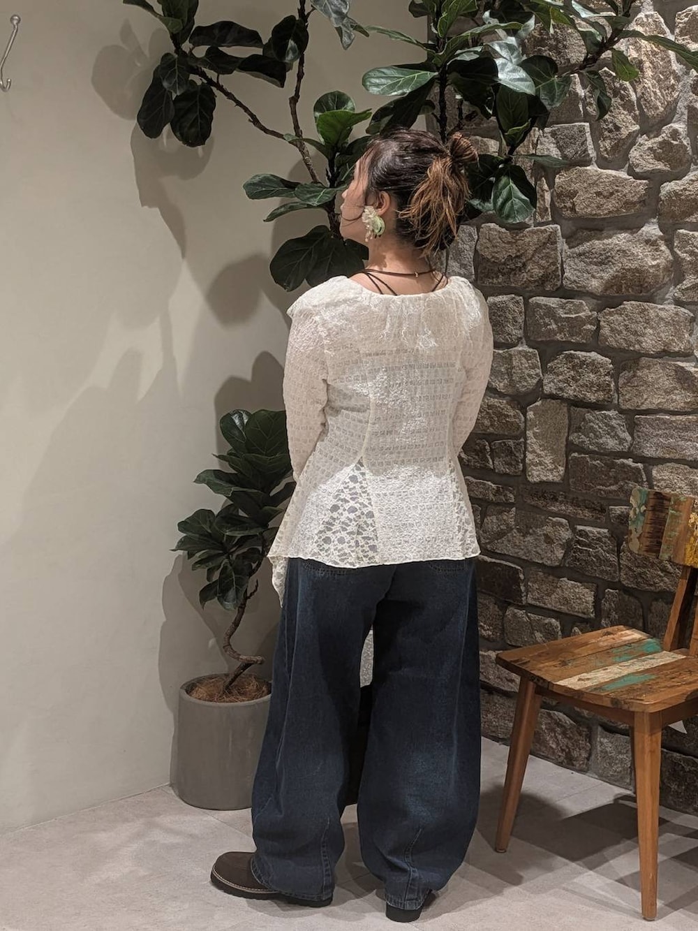 ブルー系のデニムパンツ、ホワイト系のシャツ/ブラウス、ブラウン系のローファーを着用したレディースの夏コーディネートの3枚目の写真