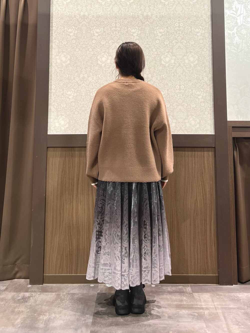 「冬コーデ、ロングコート、マイベストコーデ2024、axes femme、お出かけコーデ、冬のコーデ、ニットコーデ、秋冬コーデ、ゆるコーデ、アウターコーデ、カジュアルコーデ、オトナカワイイ、今日のコーデ、ブラウン、ブラウンコーデ」｜「axes femmeの裾レースロングダウンコート（ダウンジャケット/コート、ブラック系）」を使った、Momokaさん（レディース・155cm）の冬コーディネートの6枚目の写真